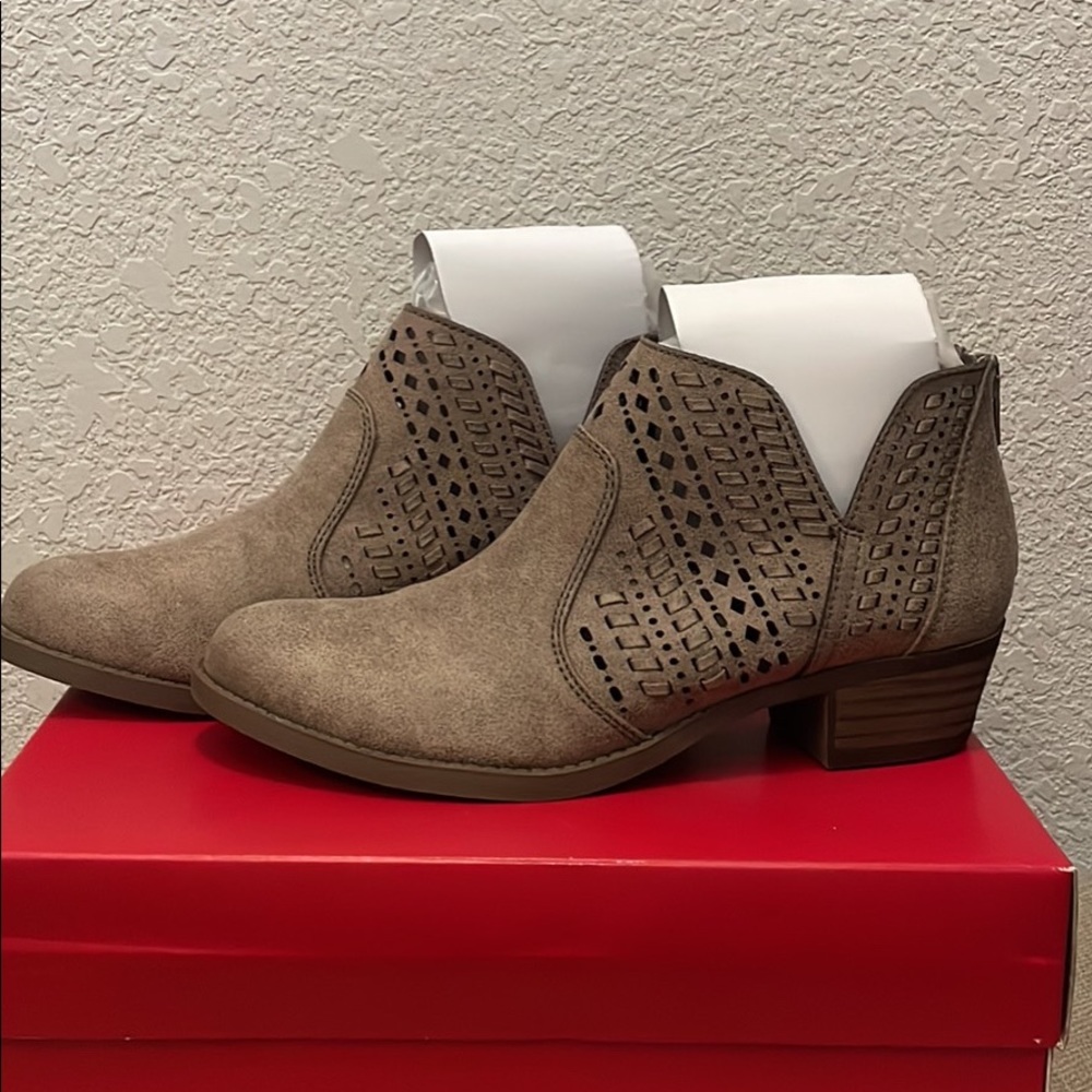 Carlos Women’s Size 6 Ankle booties